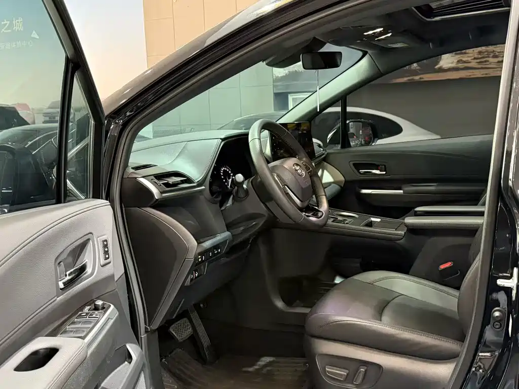 Toyota Granvia — фото 6
