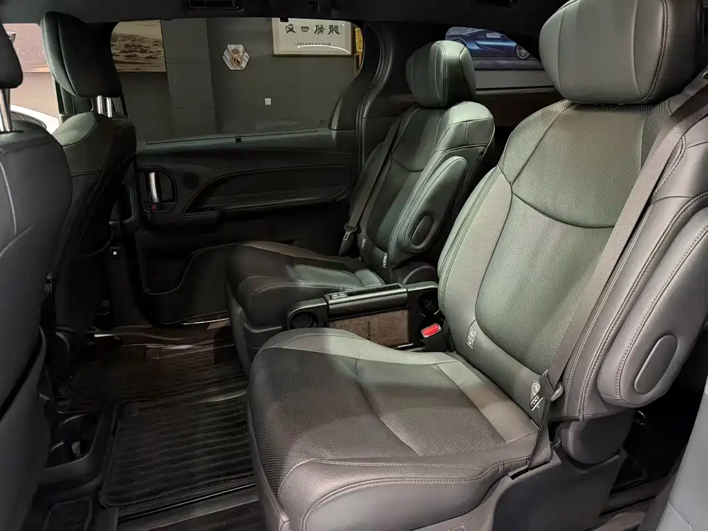 Toyota Granvia — фото 8