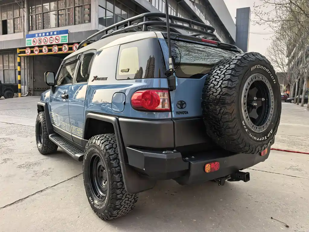 Toyota FJ Cruiser — фото 4