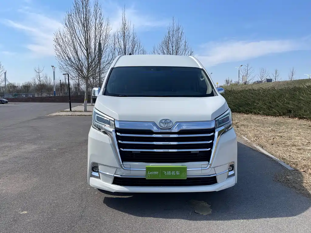 Toyota Hiace — фото 3