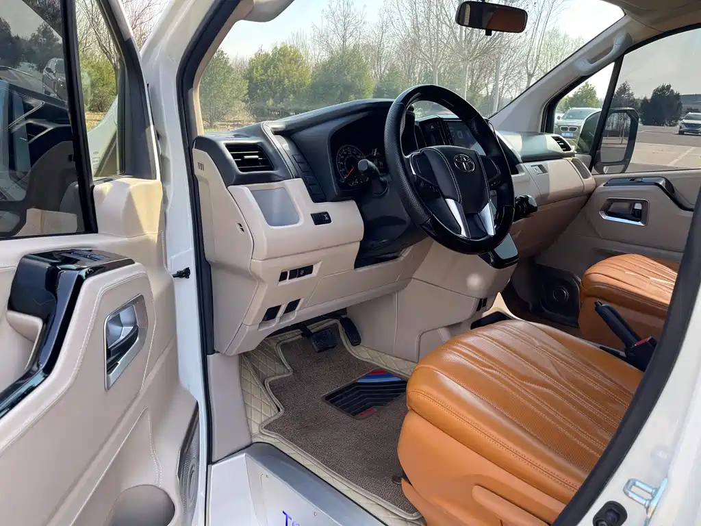 Toyota Hiace — фото 4