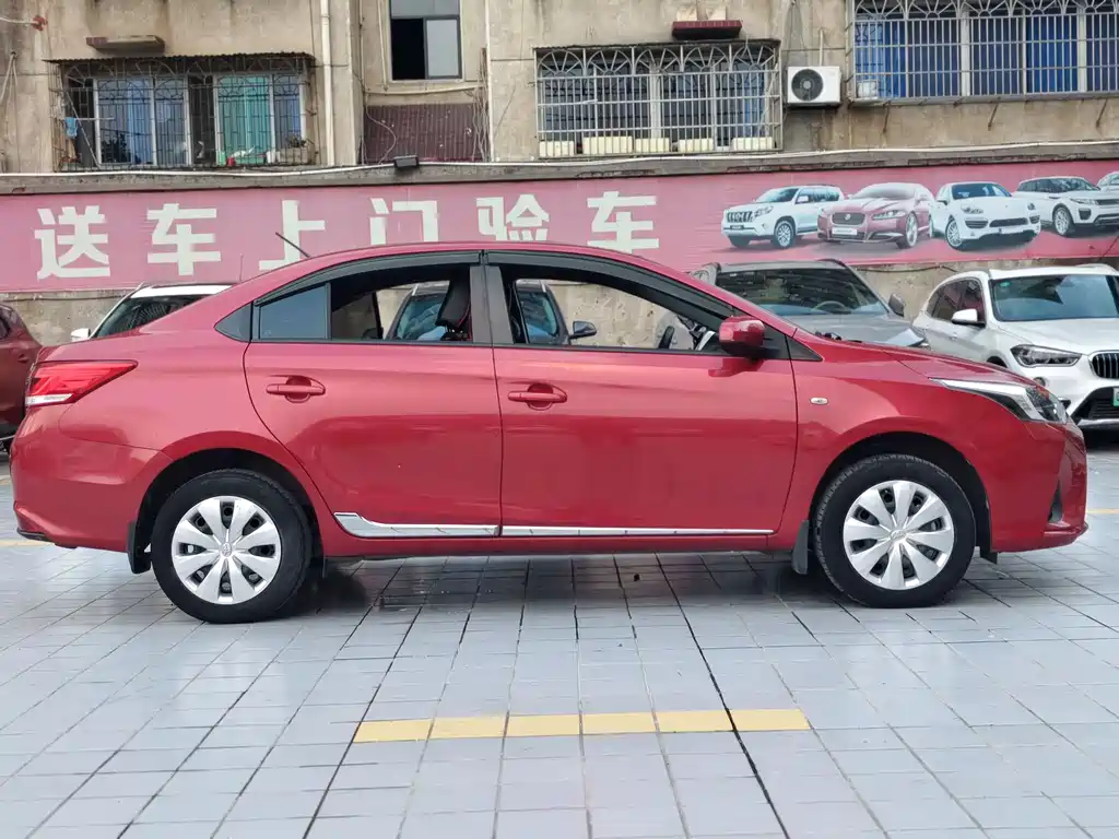 Toyota Yaris L — фото 4