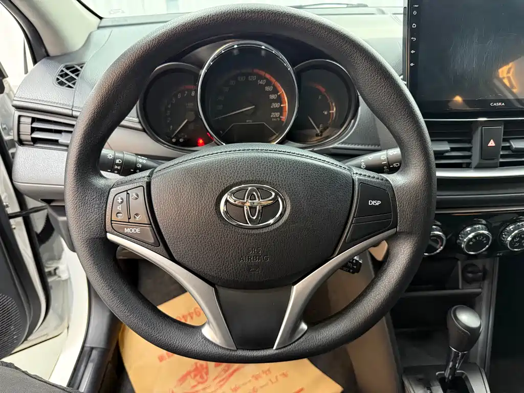 Toyota Yaris L — фото 11