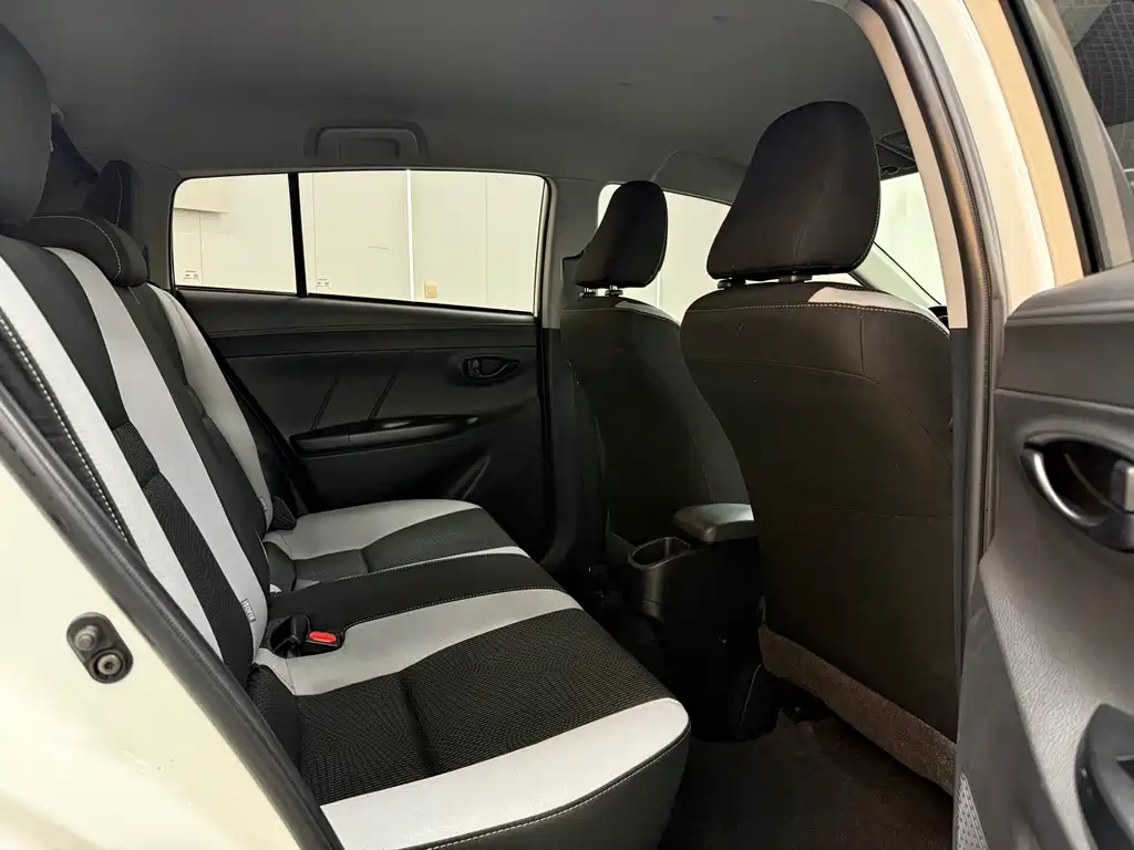 Toyota Yaris L — фото 7