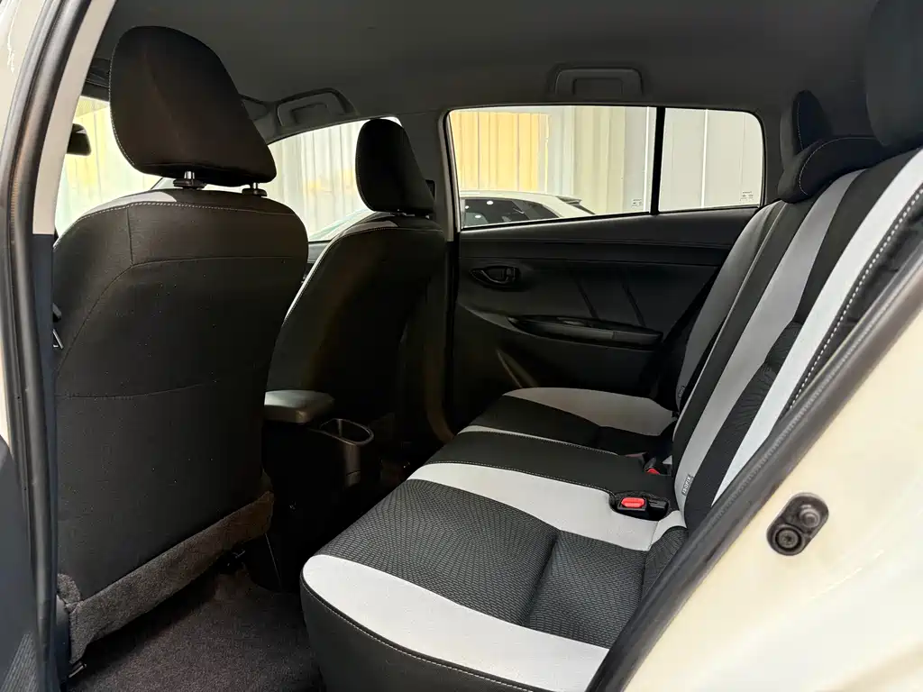 Toyota Yaris L — фото 10