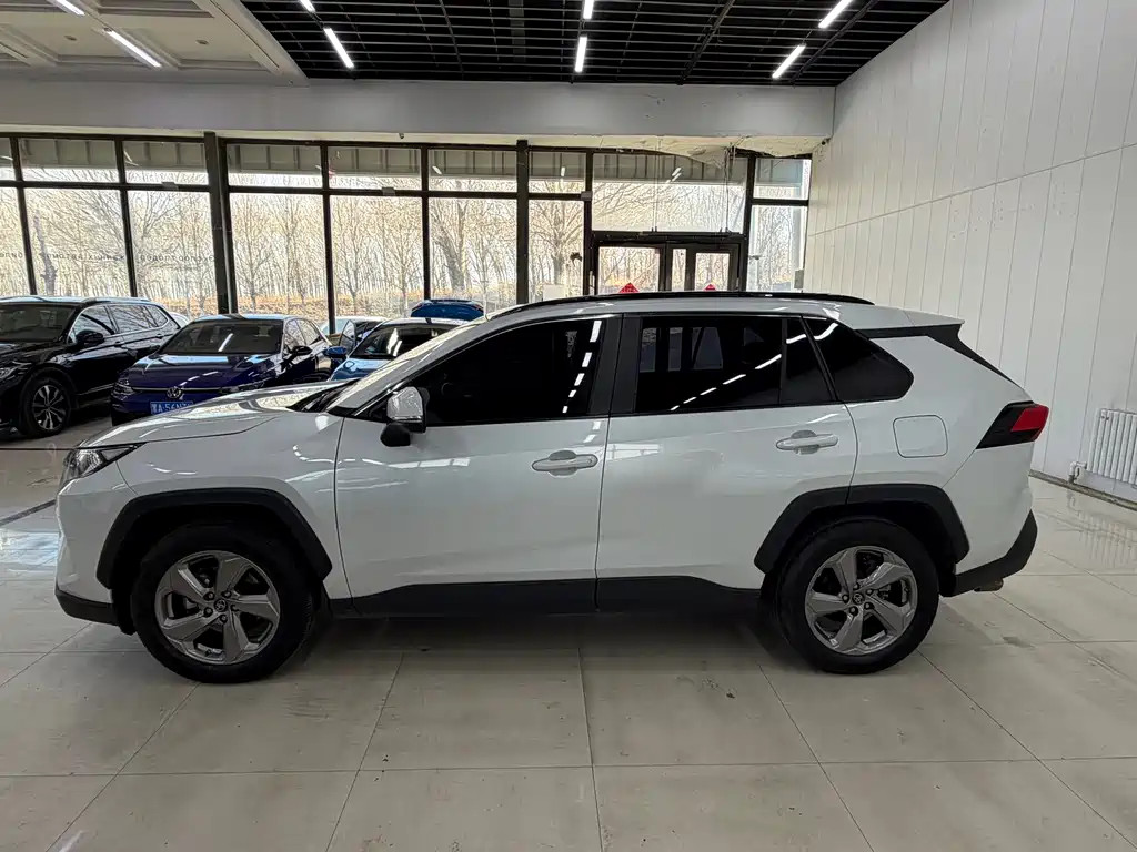 Toyota RAV4 — фото 2