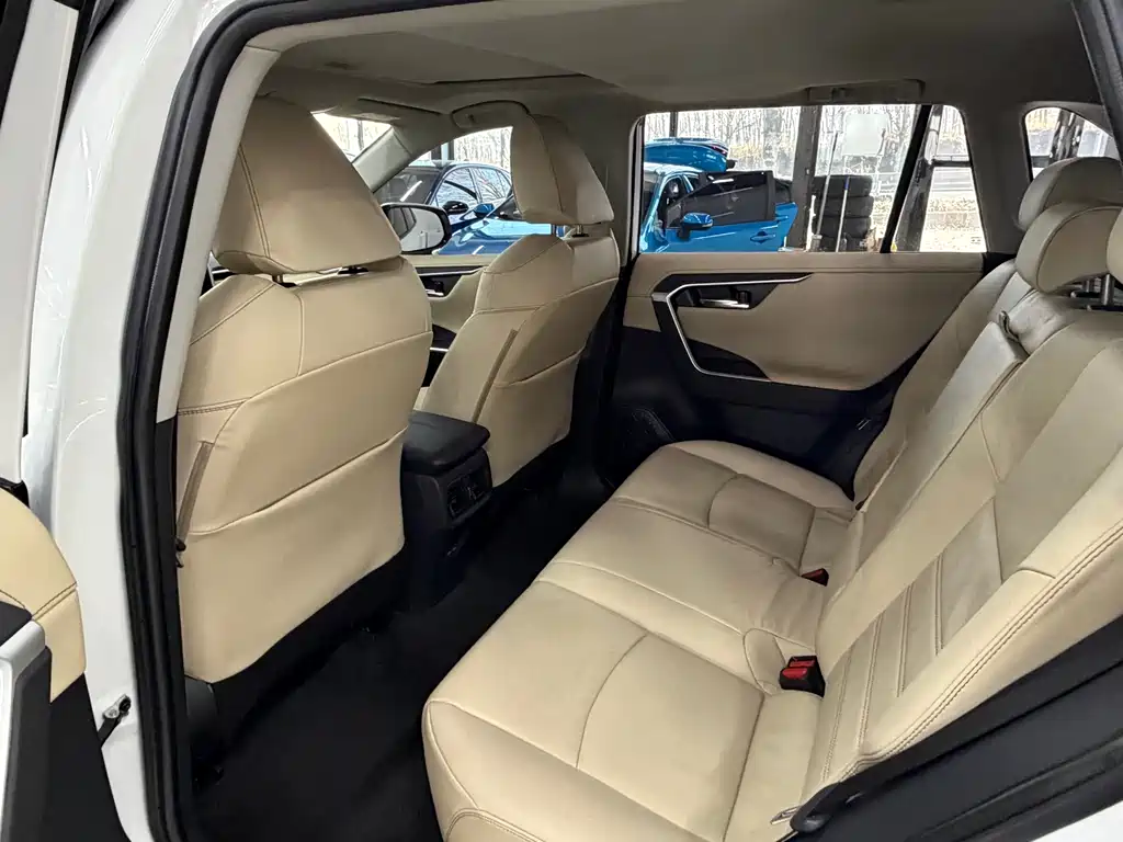 Toyota RAV4 — фото 14