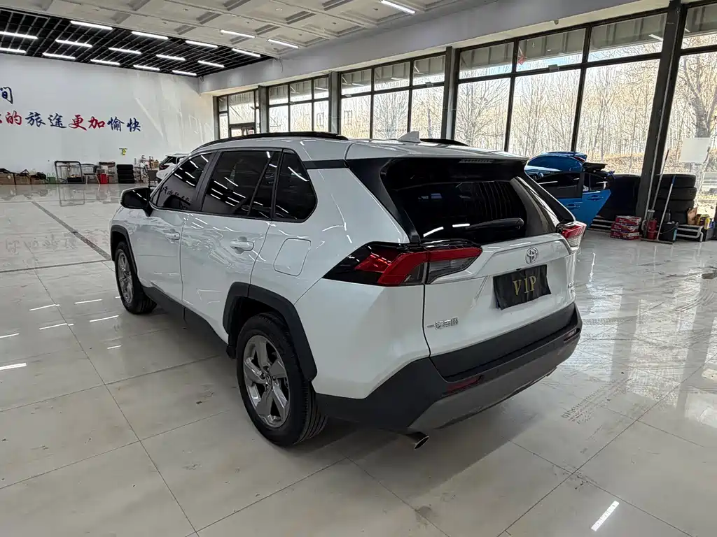 Toyota RAV4 — фото 3
