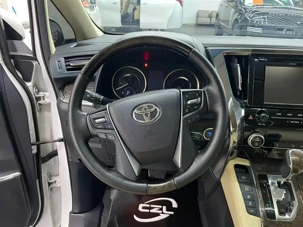 Toyota Vellfire — фото 10