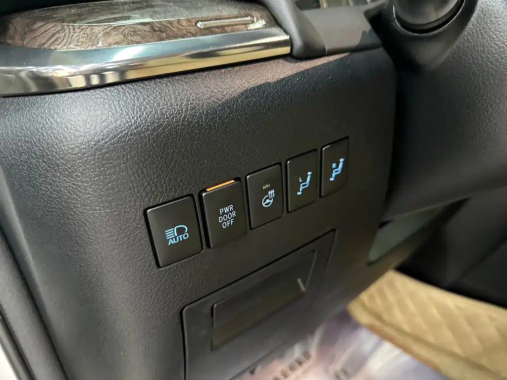 Toyota Vellfire — фото 7