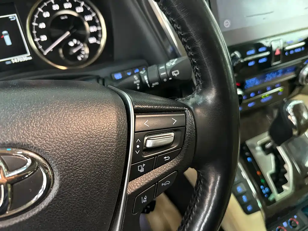 Toyota Vellfire — фото 8