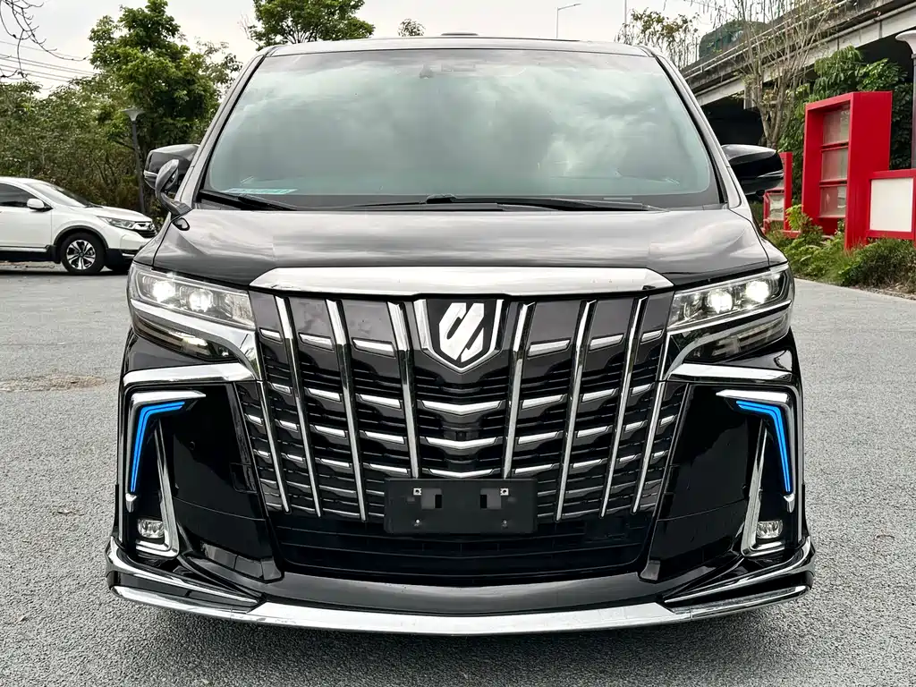 Toyota Alphard — фото 2