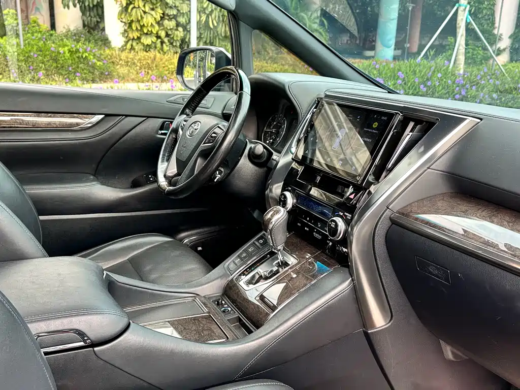 Toyota Alphard — фото 11