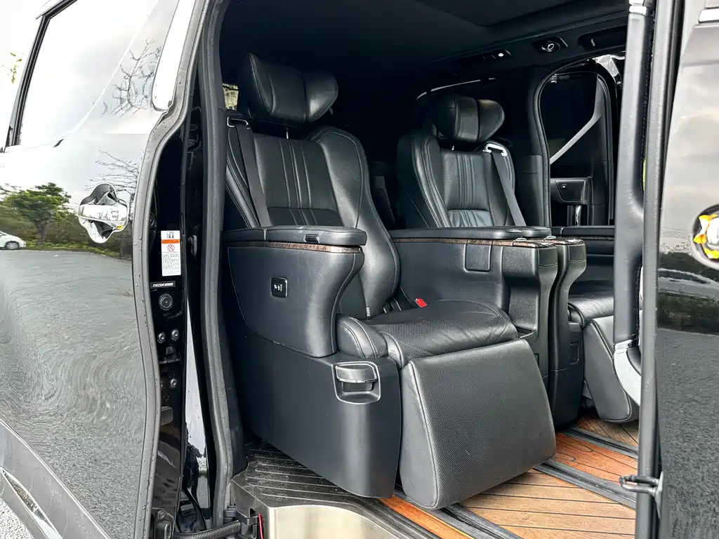 Toyota Alphard — фото 17