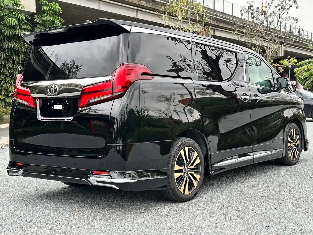Toyota Alphard — фото 4