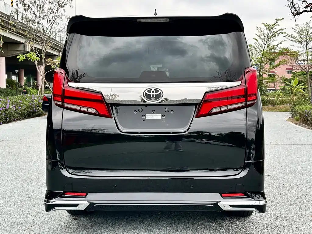 Toyota Alphard — фото 5