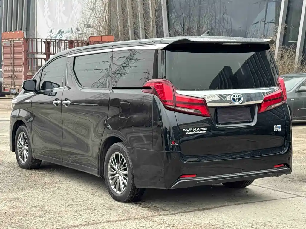 Toyota Alphard — фото 4