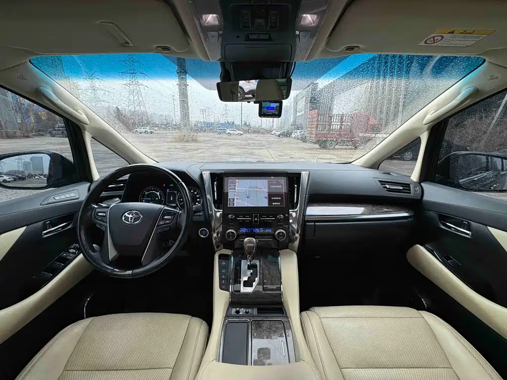 Toyota Alphard — фото 8