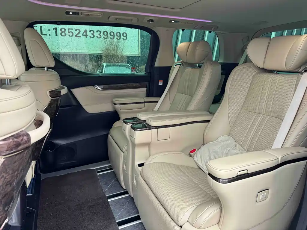 Toyota Alphard — фото 9