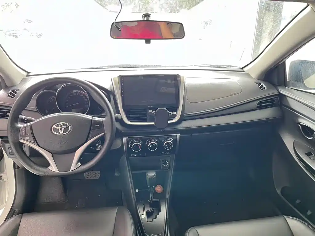 Toyota Yaris L — фото 5