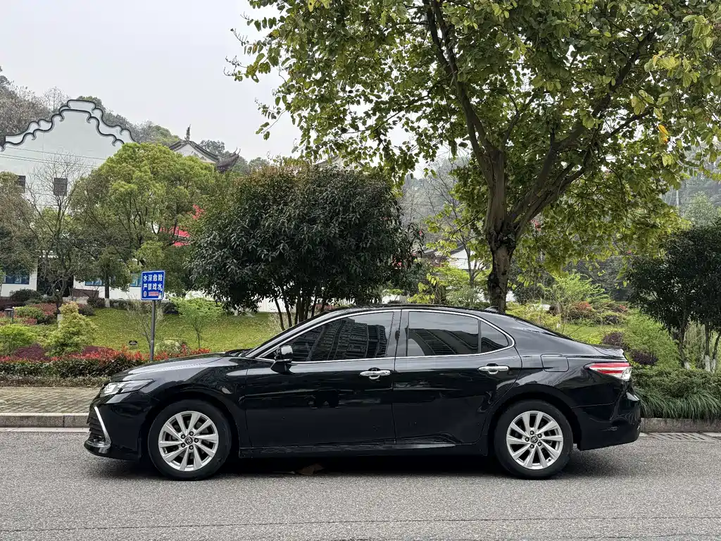 Toyota Camry — фото 3