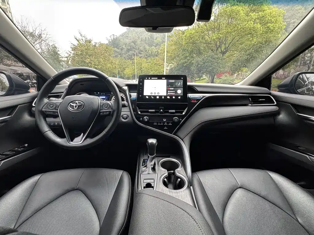 Toyota Camry — фото 5