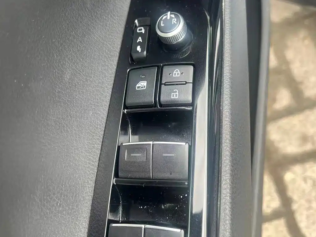 Toyota Camry — фото 5