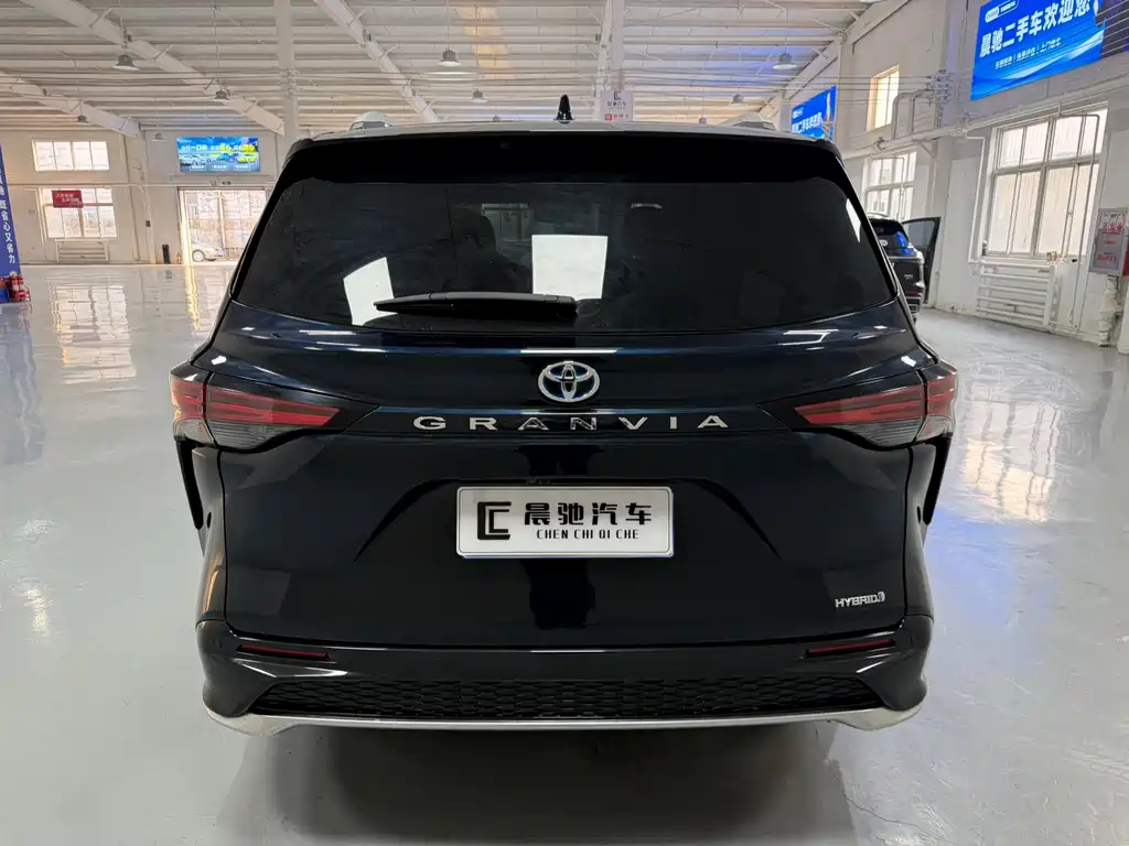 Toyota Granvia — фото 5