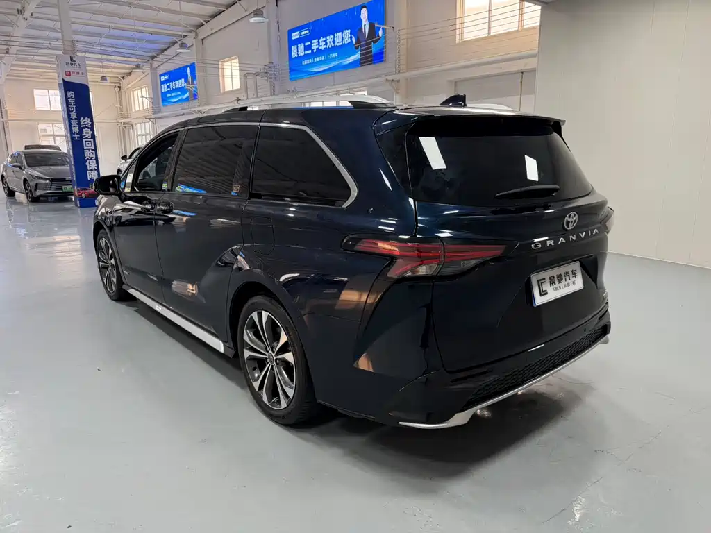 Toyota Granvia — фото 6