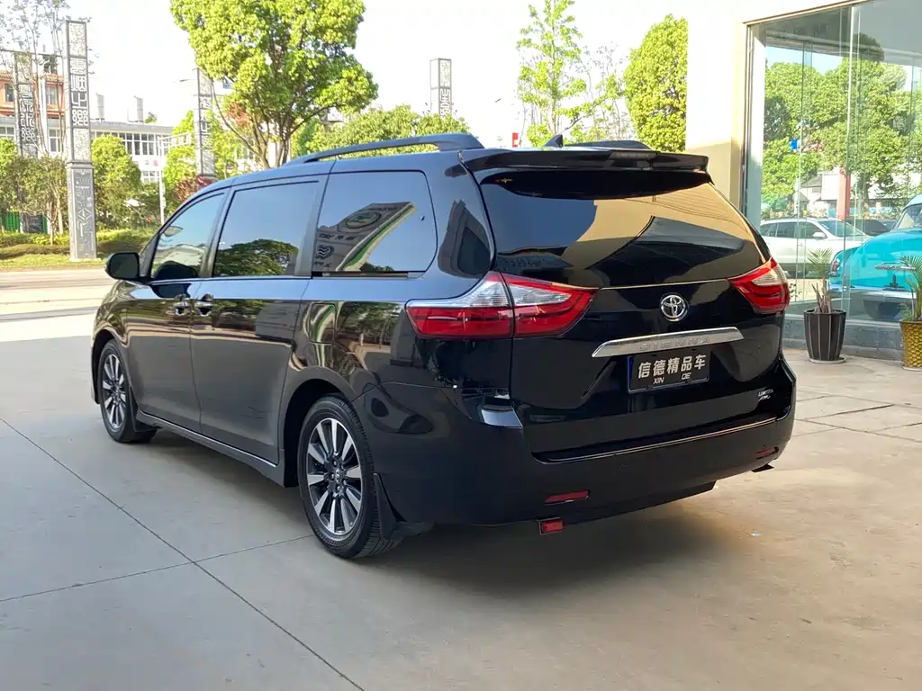 Toyota Sienna — фото 3