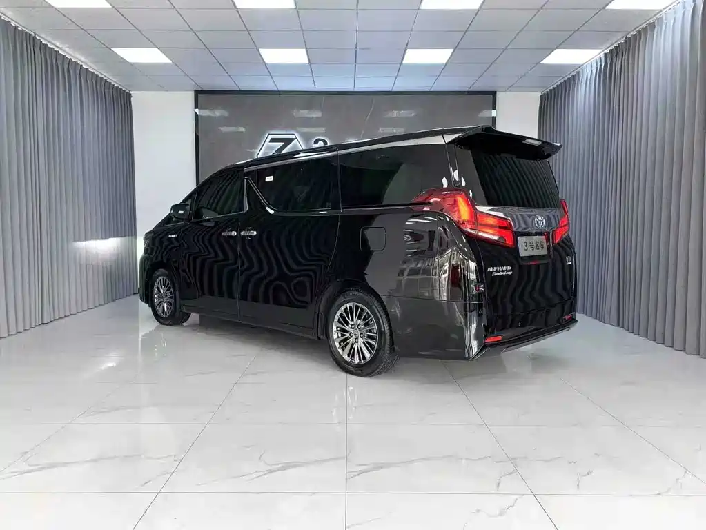 Toyota Alphard — фото 5
