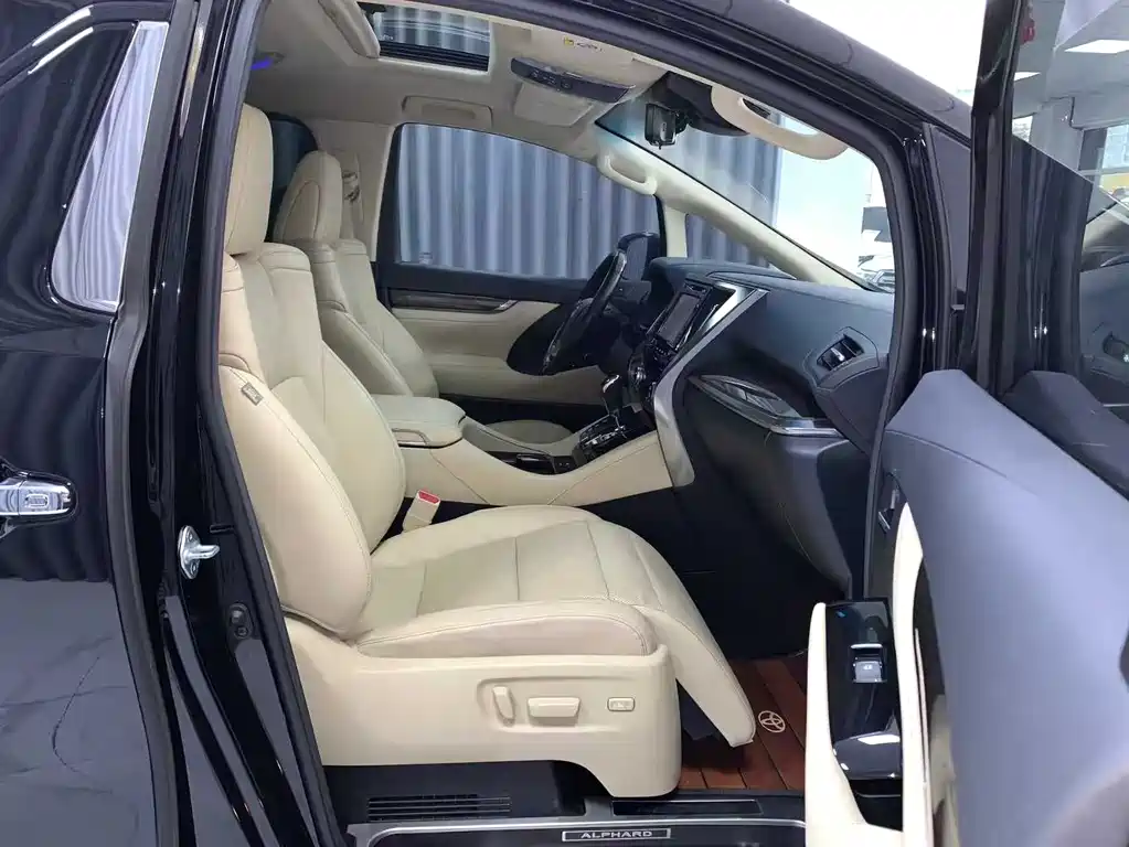 Toyota Alphard — фото 8
