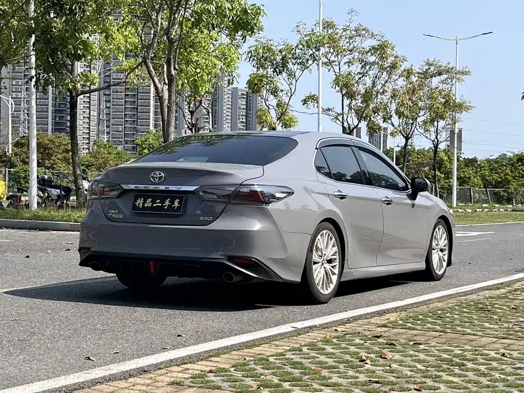 Toyota Camry — фото 5