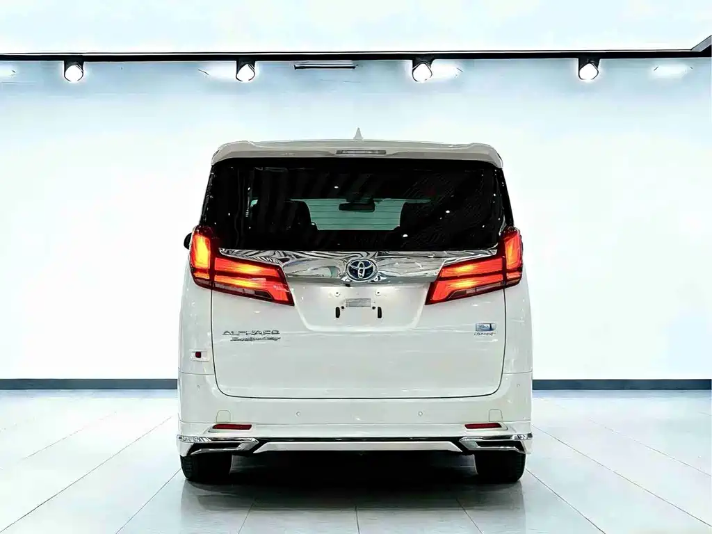 Toyota Alphard — фото 5