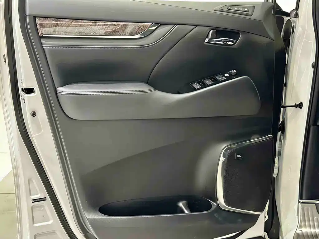 Toyota Alphard — фото 8