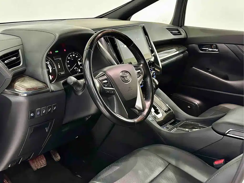 Toyota Alphard — фото 9