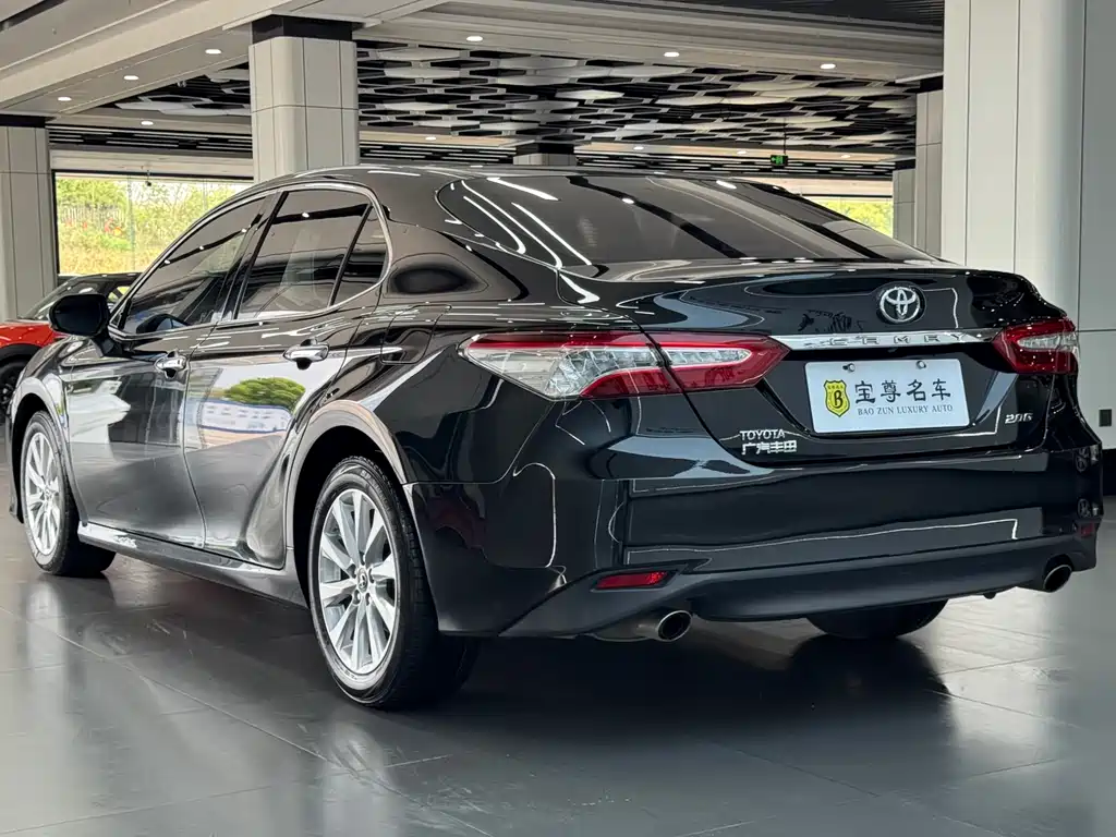 Toyota Camry — фото 5