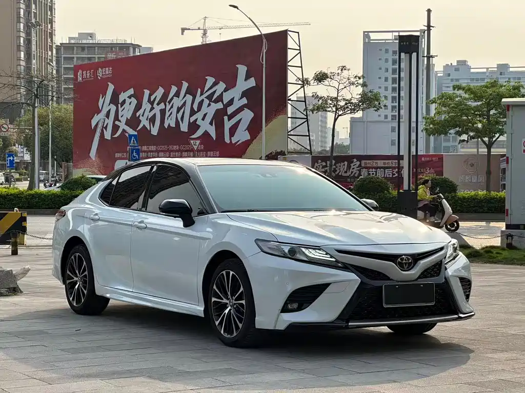 Toyota Camry — фото 3