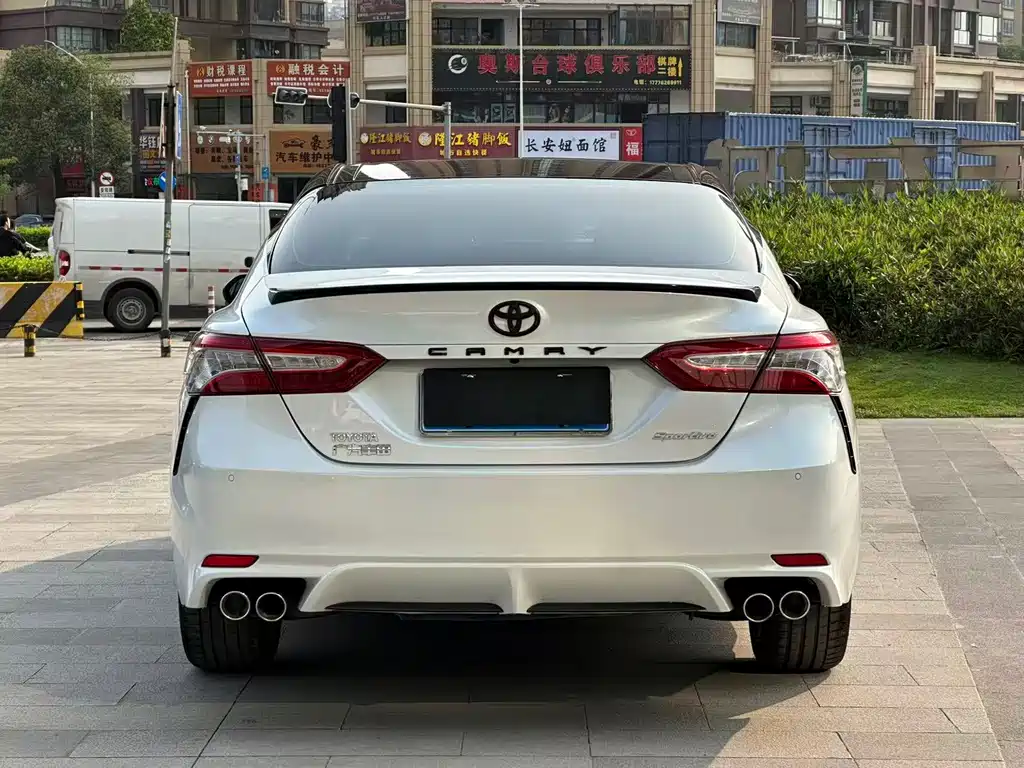Toyota Camry — фото 5