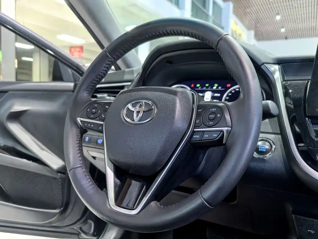 Toyota Camry — фото 16