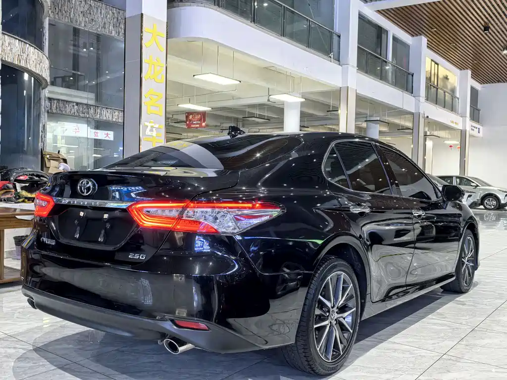 Toyota Camry — фото 6