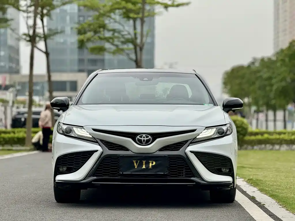 Toyota Camry — фото 2
