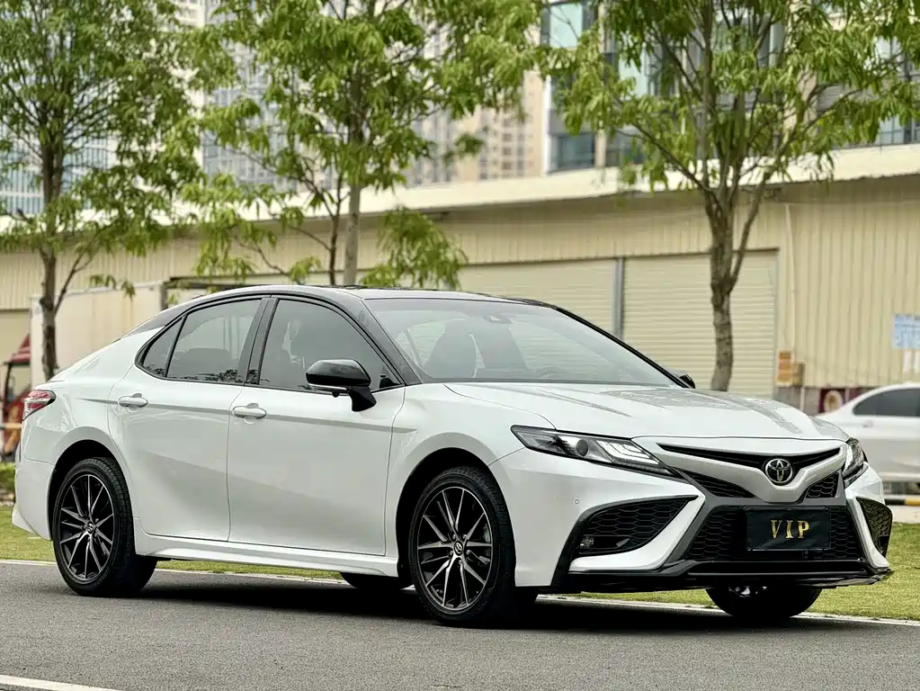 Toyota Camry — фото 3