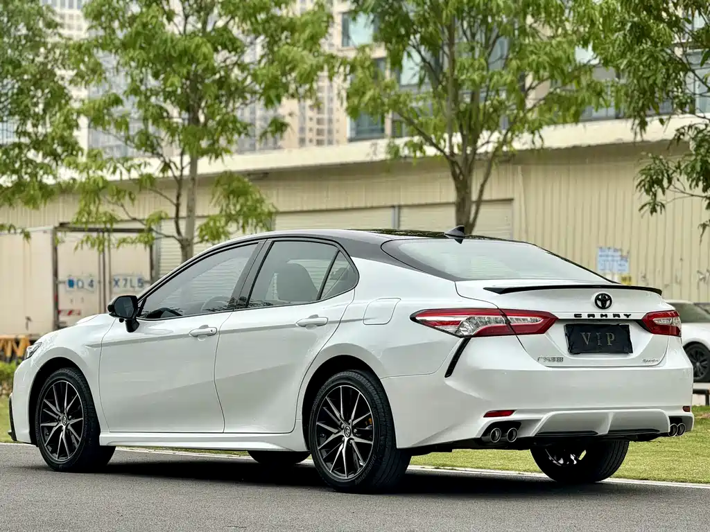Toyota Camry — фото 4