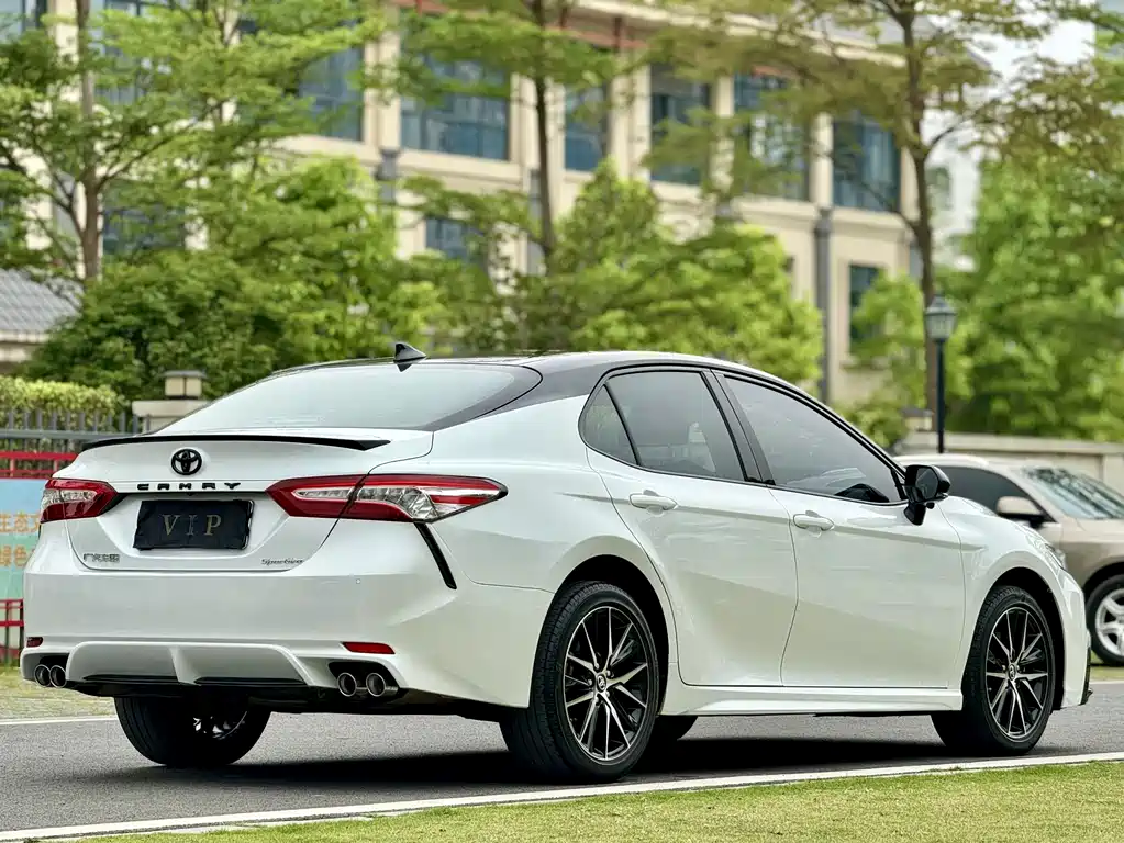 Toyota Camry — фото 6