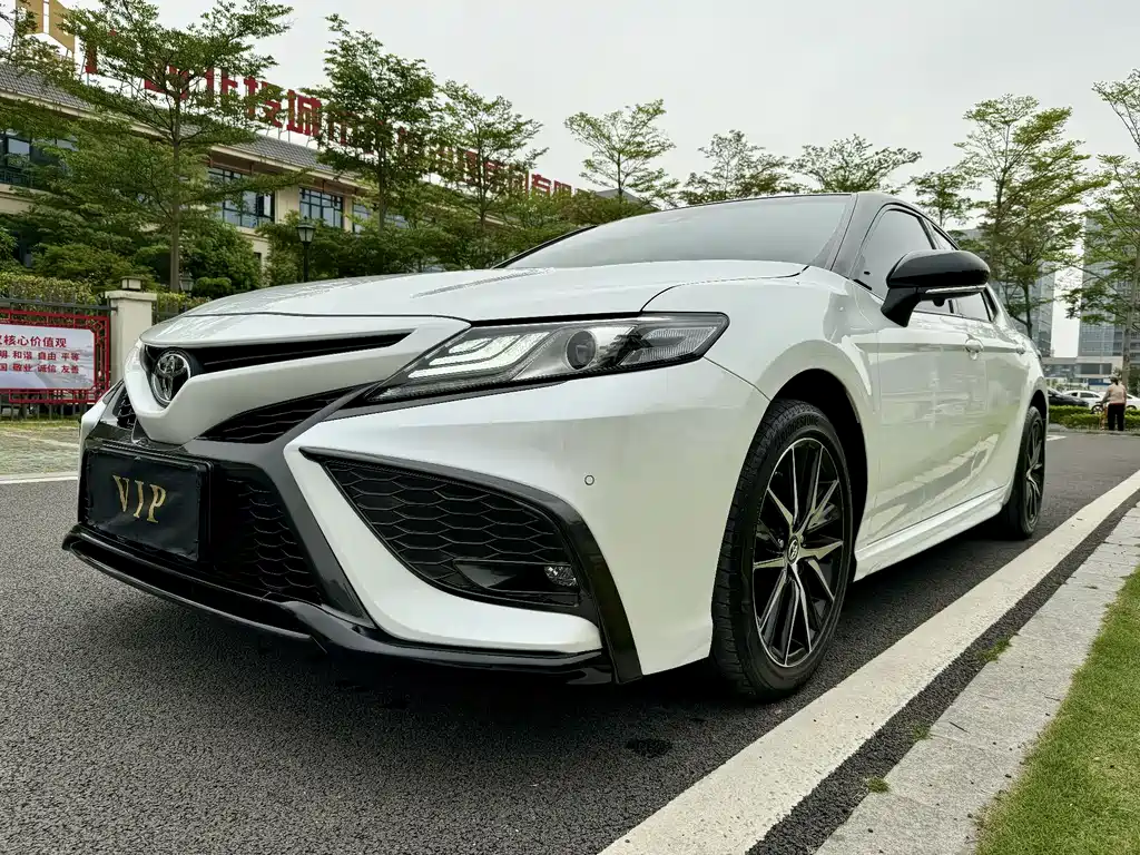 Toyota Camry — фото 7