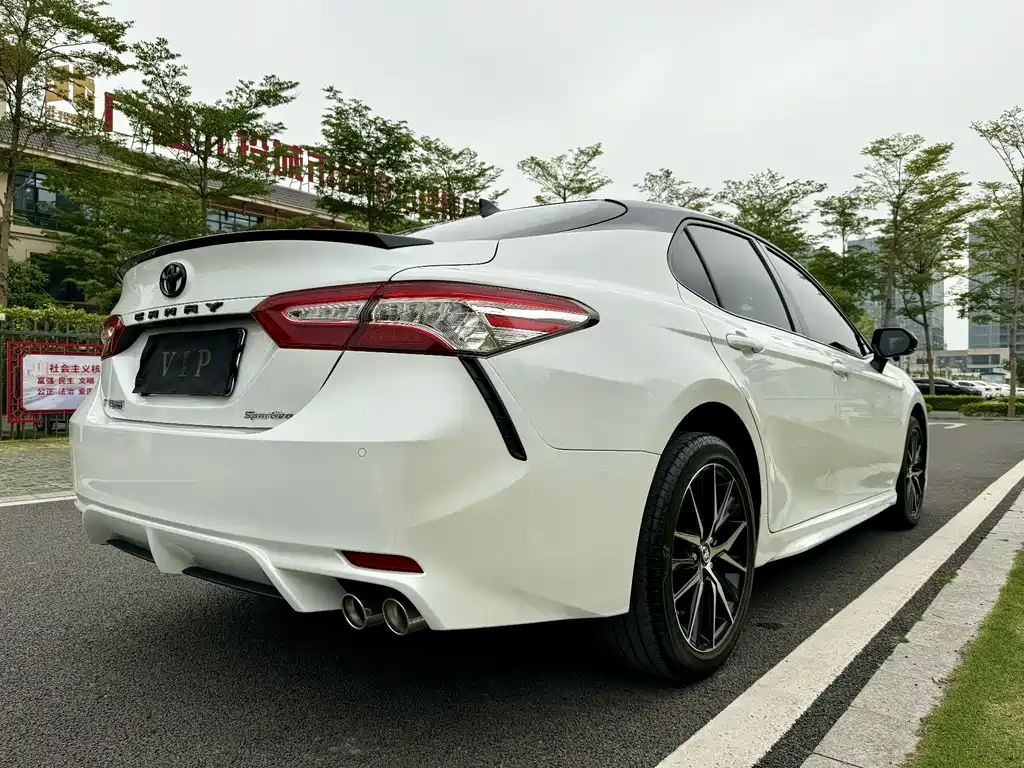 Toyota Camry — фото 8