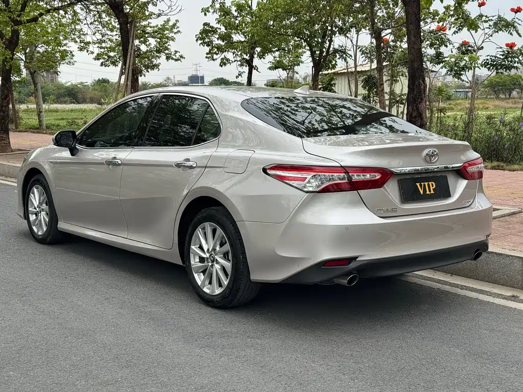 Toyota Camry — фото 4