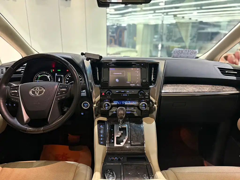 Toyota Vellfire — фото 4