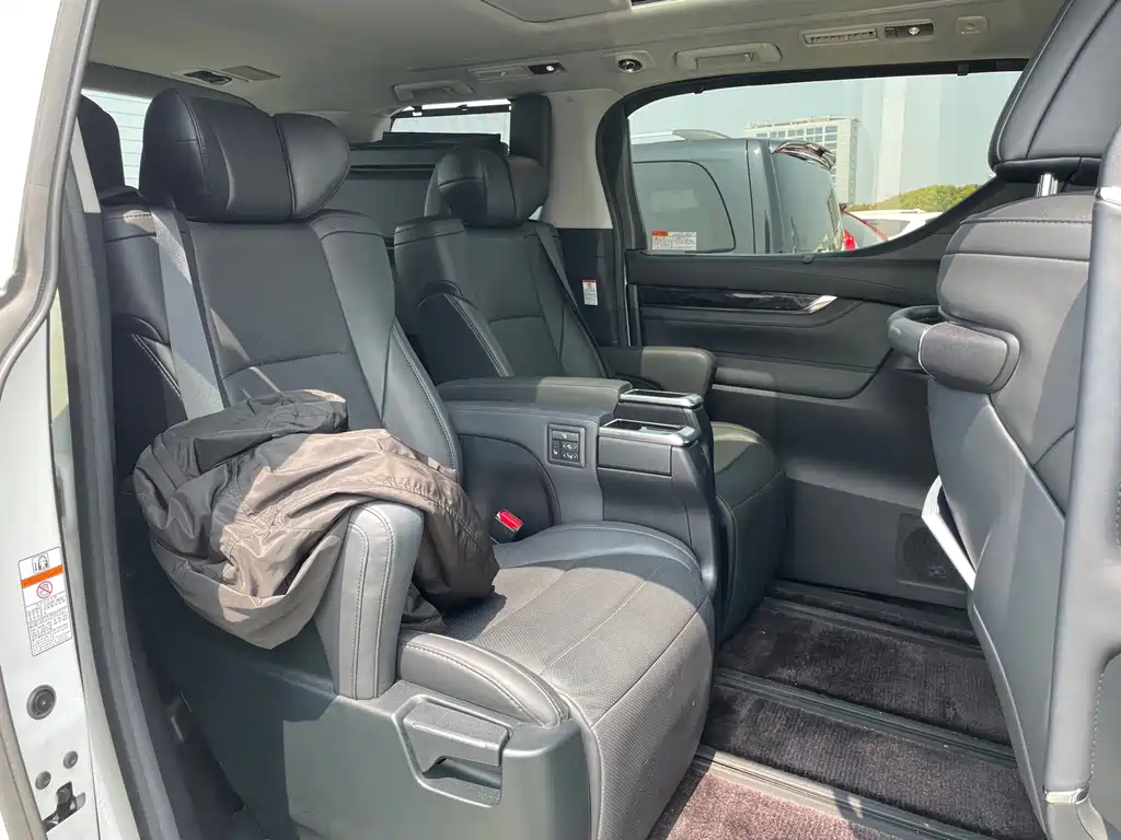 Toyota Vellfire — фото 8